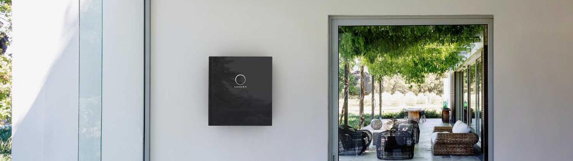 Heimspeicher sonnenBatterie im modern eingerichteten Haus im Sommer
